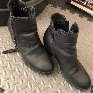 Skechers ladies 7.5 black ankle boots with side zipper